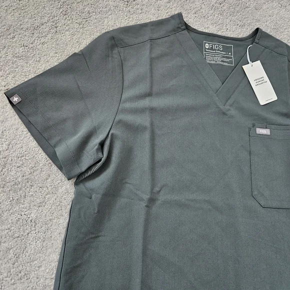 NWT Figs | Leon Three-Pocket Scrub Top In Bonsai, Mens Medium - Picture 5 of 7